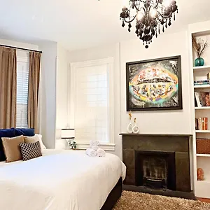  Holiday home The Lyons House - Luxe Historical - Parking Included