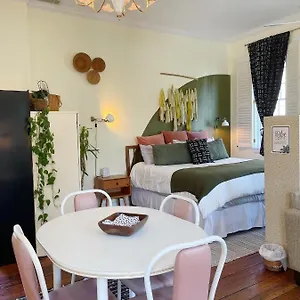  Holiday home Romantic 1885 Loft Steps From Pulaski Square